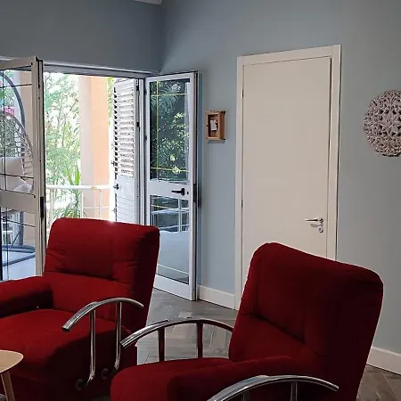 Apartment Seasons 1, Golem Kompleksi Dielli Qerret